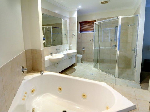 Tarcoola 41 - 5 BDRM Canal Home With Pool - Geraldton Accommodation 2