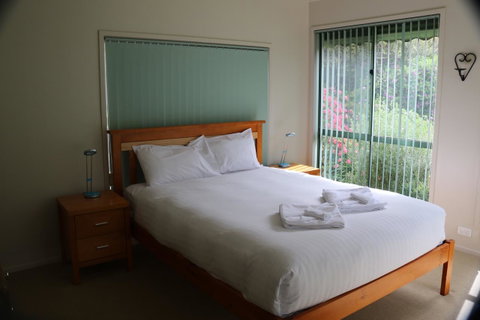 Hazards Beach House - Geraldton Accommodation 12