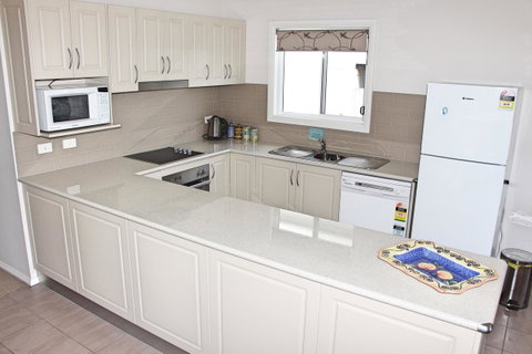 Front Row Beachfront - Geraldton Accommodation 5