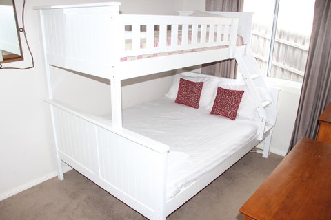 Front Row Beachfront - Geraldton Accommodation 9