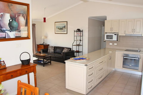 Front Row Beachfront - Geraldton Accommodation 3