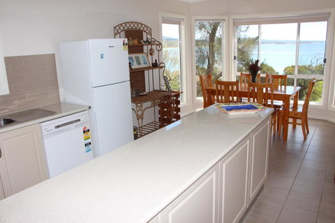 Front Row Beachfront - Geraldton Accommodation 4
