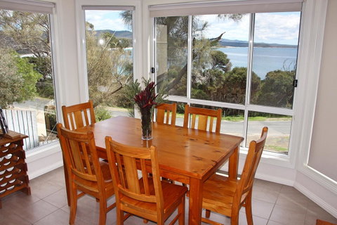 Front Row Beachfront - Geraldton Accommodation 6