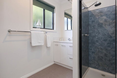 KINGFISHER COTTAGE Beachfront At The Binalong Bay - Geraldton Accommodation 2