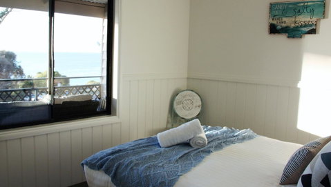 KINGFISHER COTTAGE Beachfront At The Binalong Bay - Geraldton Accommodation 11