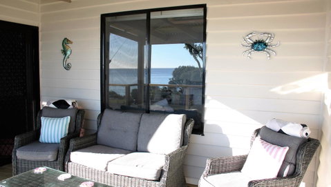 KINGFISHER COTTAGE Beachfront At The Binalong Bay - Geraldton Accommodation 7