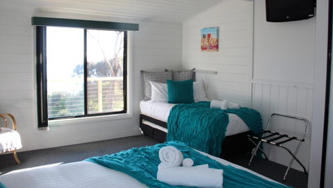 KINGFISHER COTTAGE Beachfront At The Binalong Bay - Geraldton Accommodation 5