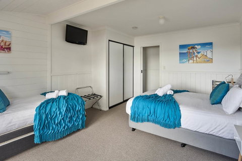 KINGFISHER COTTAGE Beachfront At The Binalong Bay - Geraldton Accommodation 3