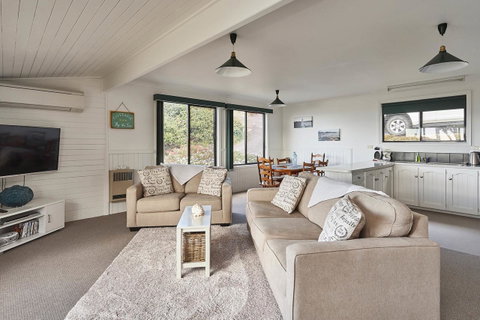 KINGFISHER COTTAGE Beachfront At The Binalong Bay - Geraldton Accommodation 4