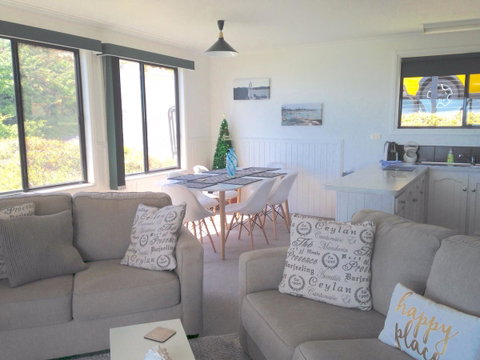 KINGFISHER COTTAGE Beachfront At The Binalong Bay - Geraldton Accommodation 24