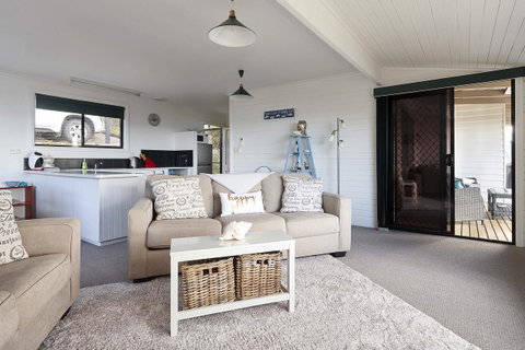 KINGFISHER COTTAGE Beachfront At The Binalong Bay - Geraldton Accommodation 22