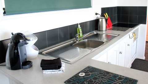 KINGFISHER COTTAGE Beachfront At The Binalong Bay - Geraldton Accommodation 18