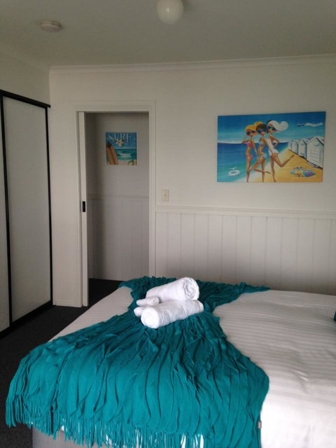 KINGFISHER COTTAGE Beachfront At The Binalong Bay - Geraldton Accommodation 25