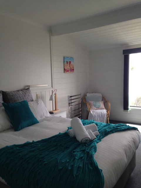 KINGFISHER COTTAGE Beachfront At The Binalong Bay - Geraldton Accommodation 23