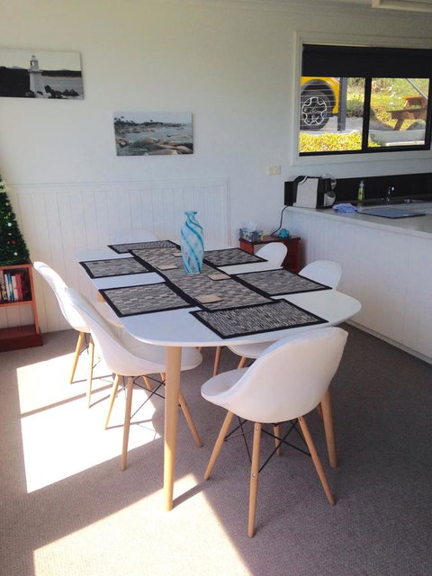 KINGFISHER COTTAGE Beachfront At The Binalong Bay - Geraldton Accommodation 14