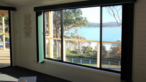 KINGFISHER COTTAGE Beachfront At The Binalong Bay - Geraldton Accommodation 13