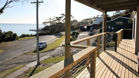KINGFISHER COTTAGE Beachfront At The Binalong Bay - Geraldton Accommodation 9
