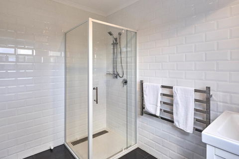 DOLPHIN LOOKOUT COTTAGE - Amazing Views Of The Bay Of Fires - Geraldton Accommodation 3