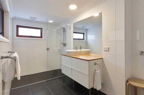 DOLPHIN LOOKOUT COTTAGE - Amazing Views Of The Bay Of Fires - Geraldton Accommodation 2