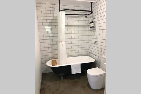 The Cottage - 58 Acre Farm Stay At Hanging Rock - Geraldton Accommodation 3