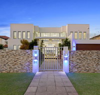 The White House GC Waterfront Home Cinema Jacuzzi Heated Pool - Geraldton Accommodation