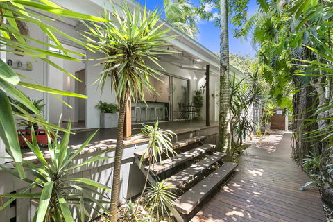 Tranquil & Tropical, Sunshine Beach - Geraldton Accommodation 2