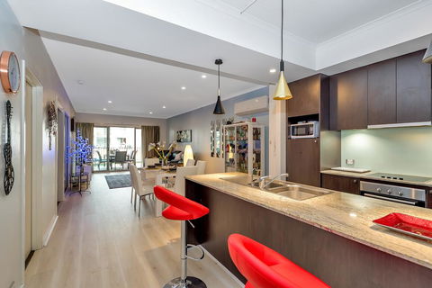 Venetian Canal Apartment-Close To Beaches And Marina - Geraldton Accommodation 0