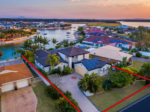 Vista Del Mare - 81 Witonga Drive Yamba Family Home On Water. - Geraldton Accommodation 2