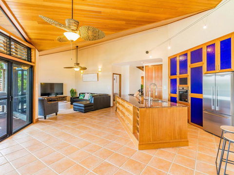 Vista Del Mare - 81 Witonga Drive Yamba Family Home On Water. - Geraldton Accommodation 3