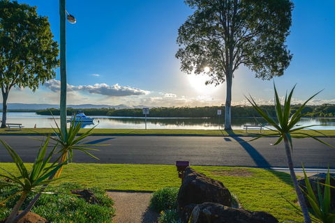 Waterfront Family House - Geraldton Accommodation 1