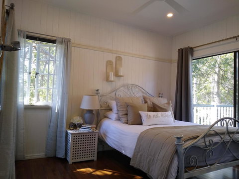 Lake Weyba Noosa Lodge & Kangaroos - Geraldton Accommodation 1