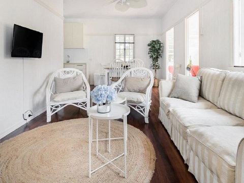 Lake Weyba Noosa Lodge & Kangaroos - Geraldton Accommodation 7