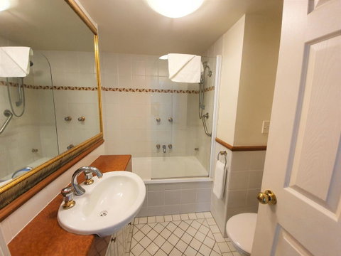 Broadbeach Holiday Apartments - Geraldton Accommodation 12