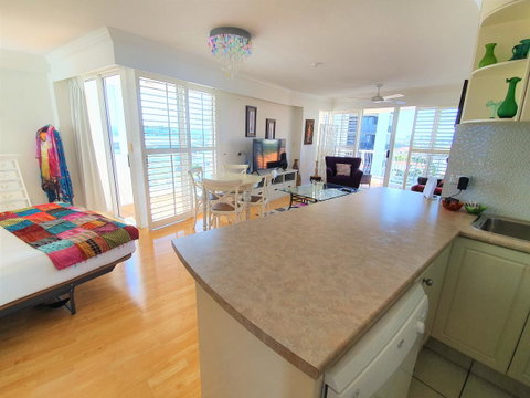 Broadbeach Holiday Apartments - Geraldton Accommodation 9