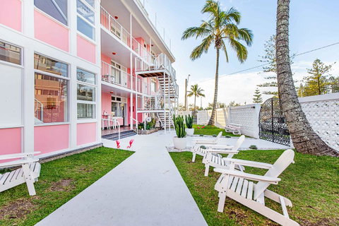 The Pink Hotel Coolangatta - Geraldton Accommodation 2