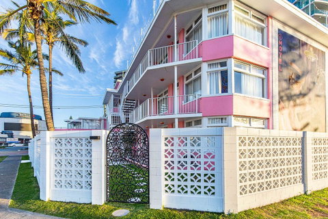 The Pink Hotel Coolangatta - Geraldton Accommodation 1