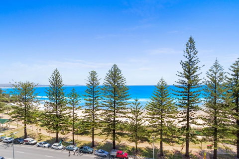 Columbia Beachfront Apartments On Rainbow Bay - Geraldton Accommodation 40