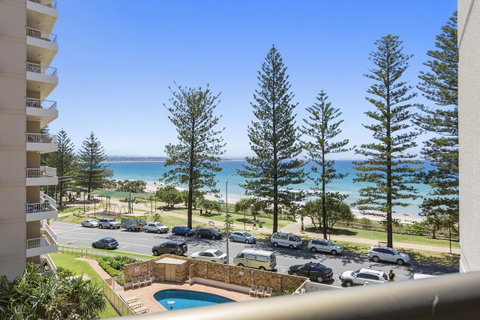 Columbia Beachfront Apartments On Rainbow Bay - Geraldton Accommodation 18