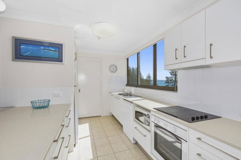Columbia Beachfront Apartments On Rainbow Bay - Geraldton Accommodation 35