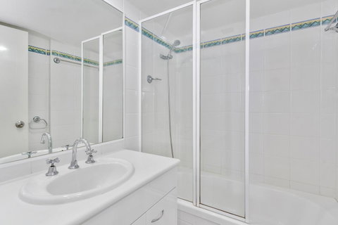 Columbia Beachfront Apartments On Rainbow Bay - Geraldton Accommodation 37