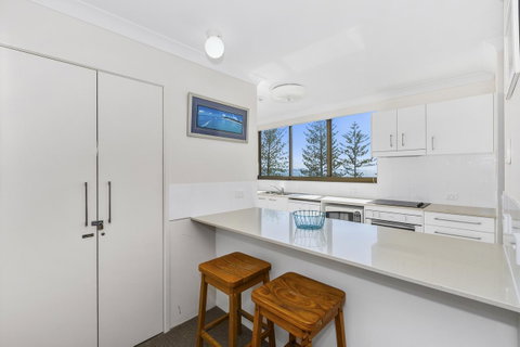 Columbia Beachfront Apartments On Rainbow Bay - Geraldton Accommodation 22