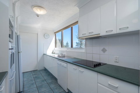 Columbia Beachfront Apartments On Rainbow Bay - Geraldton Accommodation 7