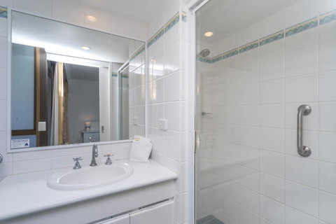 Columbia Beachfront Apartments On Rainbow Bay - Geraldton Accommodation 16