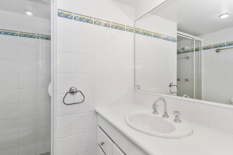 Columbia Beachfront Apartments On Rainbow Bay - Geraldton Accommodation 31
