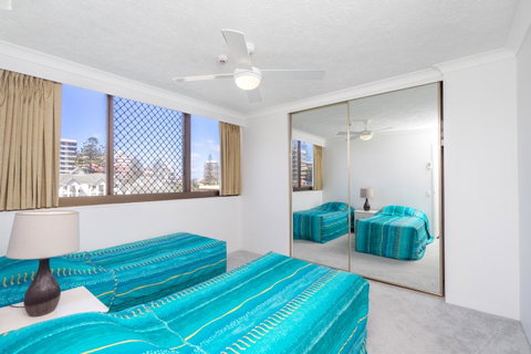 Columbia Beachfront Apartments On Rainbow Bay - Geraldton Accommodation 11