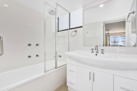 Columbia Beachfront Apartments On Rainbow Bay - Geraldton Accommodation 24