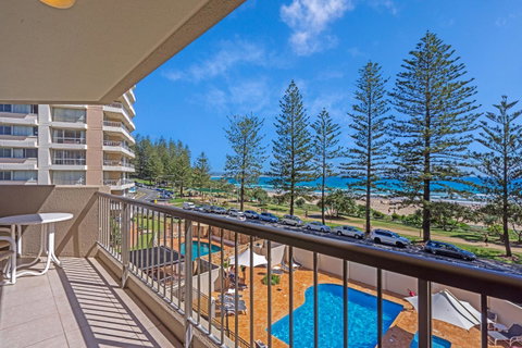 Columbia Beachfront Apartments On Rainbow Bay - Geraldton Accommodation 6