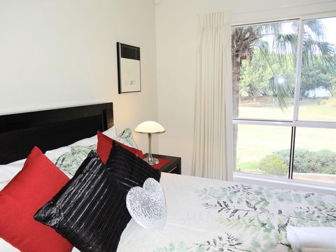 Waterfront Resort Villa With Buggy - Geraldton Accommodation 11