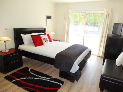 Waterfront Resort Villa With Buggy - Geraldton Accommodation 9