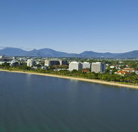 Holiday Inn Cairns Harbourside - Geraldton Accommodation